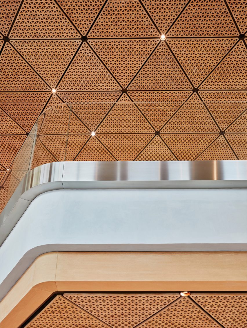 apple-store-mumbai-foster-partners-india_dezeen_2364_col_0-852x1129